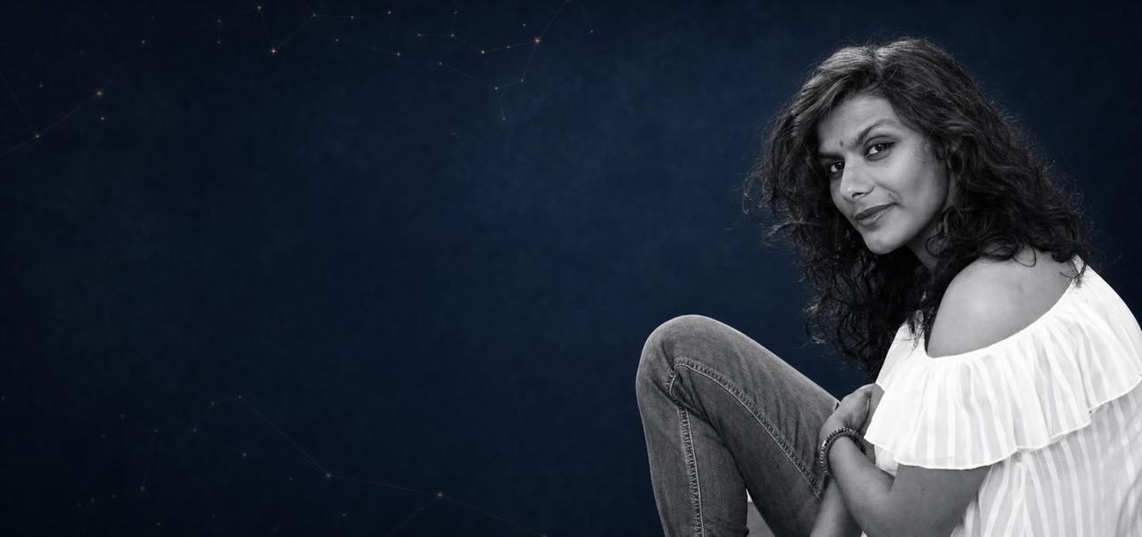 Marie Menaha, Profiler de l'Inconscient, portrait sur fond bleu nuit étoilé